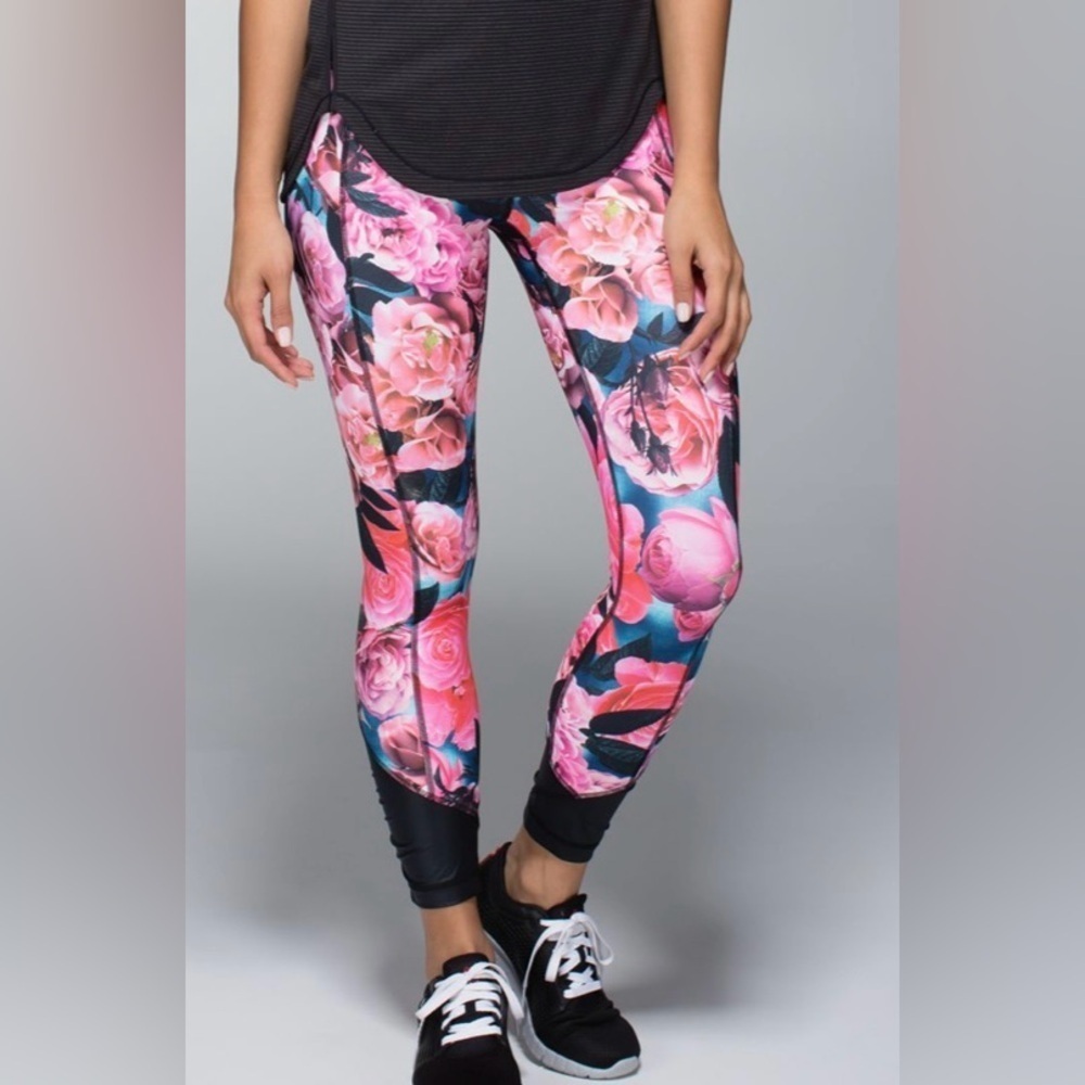 Lululemon Pace Queen Tight
Secret Garden / Black size 8